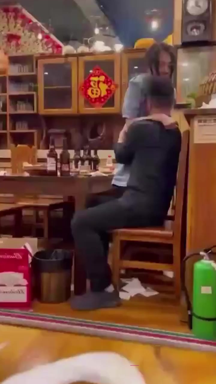 奸夫淫妇饭店忘我激吻 小三哀求渣男分手 事后直奔酒店约炮 狗男女关系彻底坐实！