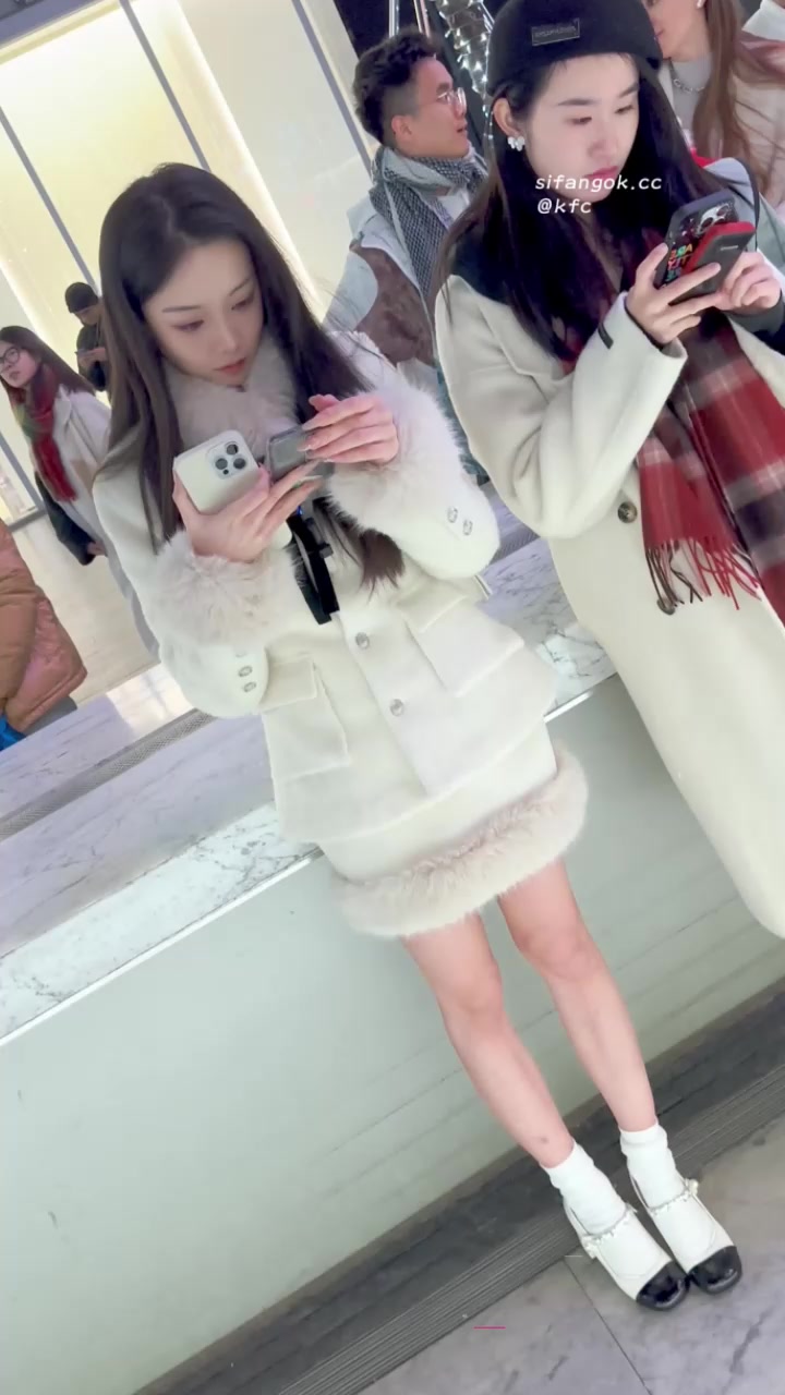 偷拍大神街头抄底合集 多位美女裙底走光 各色内裤勾勒肥臀