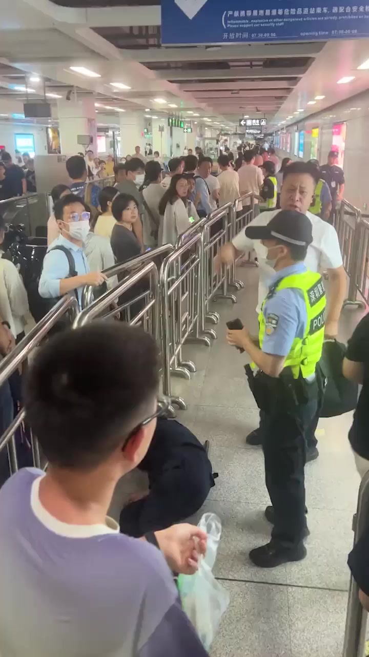 深圳地铁实行人包同检 高峰期排长队 大量上班族迟到 一周内两次被骂上热搜！