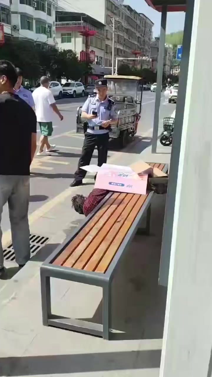 陕西汉阴县臭名昭著了 老太被当街强奸 瘫倒赤裸无人问津 拿纸壳遮羞惨不忍睹