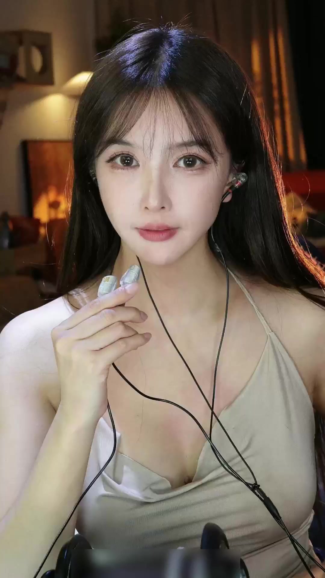 声控主播 大艺术嘉 女老师ASMR诱惑 穿着吊带裙吹麦舔麦 表情甜腻声线诱人！
