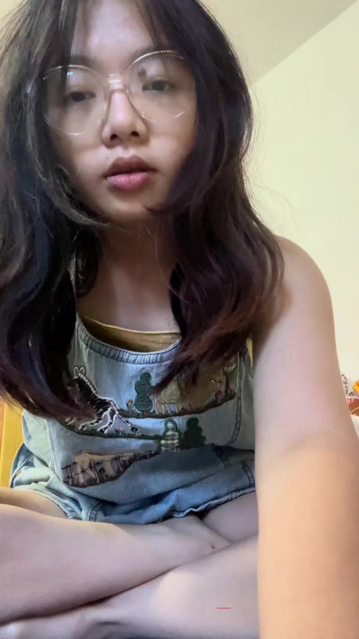 广西02年眼镜妹 梁桦 裸贷视频曝光 为取悦金主自慰扣穴 狰狞表情母畜感极强！