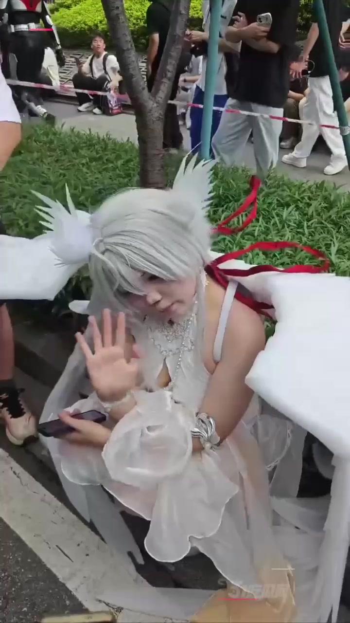 广州萤火虫漫展乱象 女Coser遭摄影师怼奶拍摄 巨乳外露堪比水蜜桃！