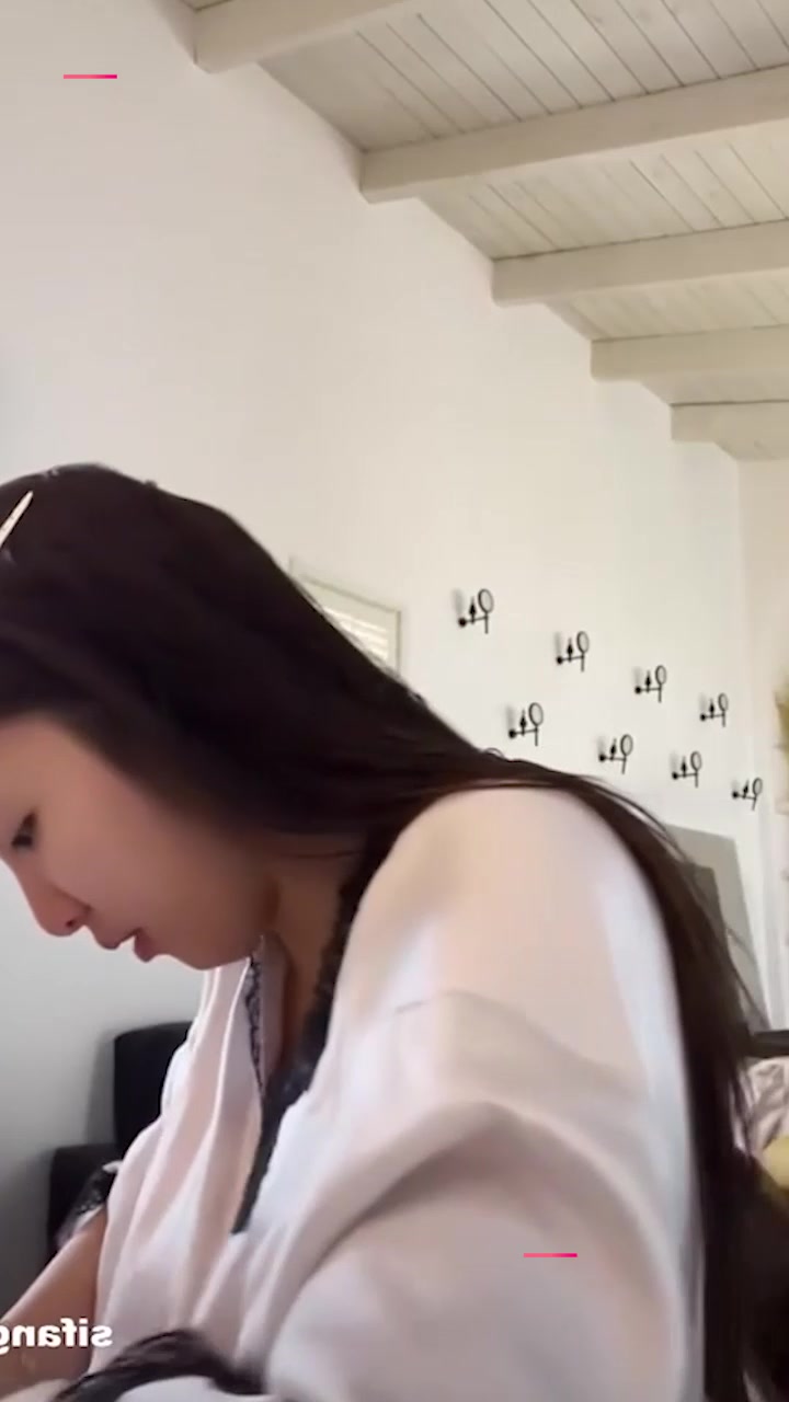 抖音闪现合集 多位女神走光露点 各种胸型应有尽有 粉嫩乳头让人回味无穷！