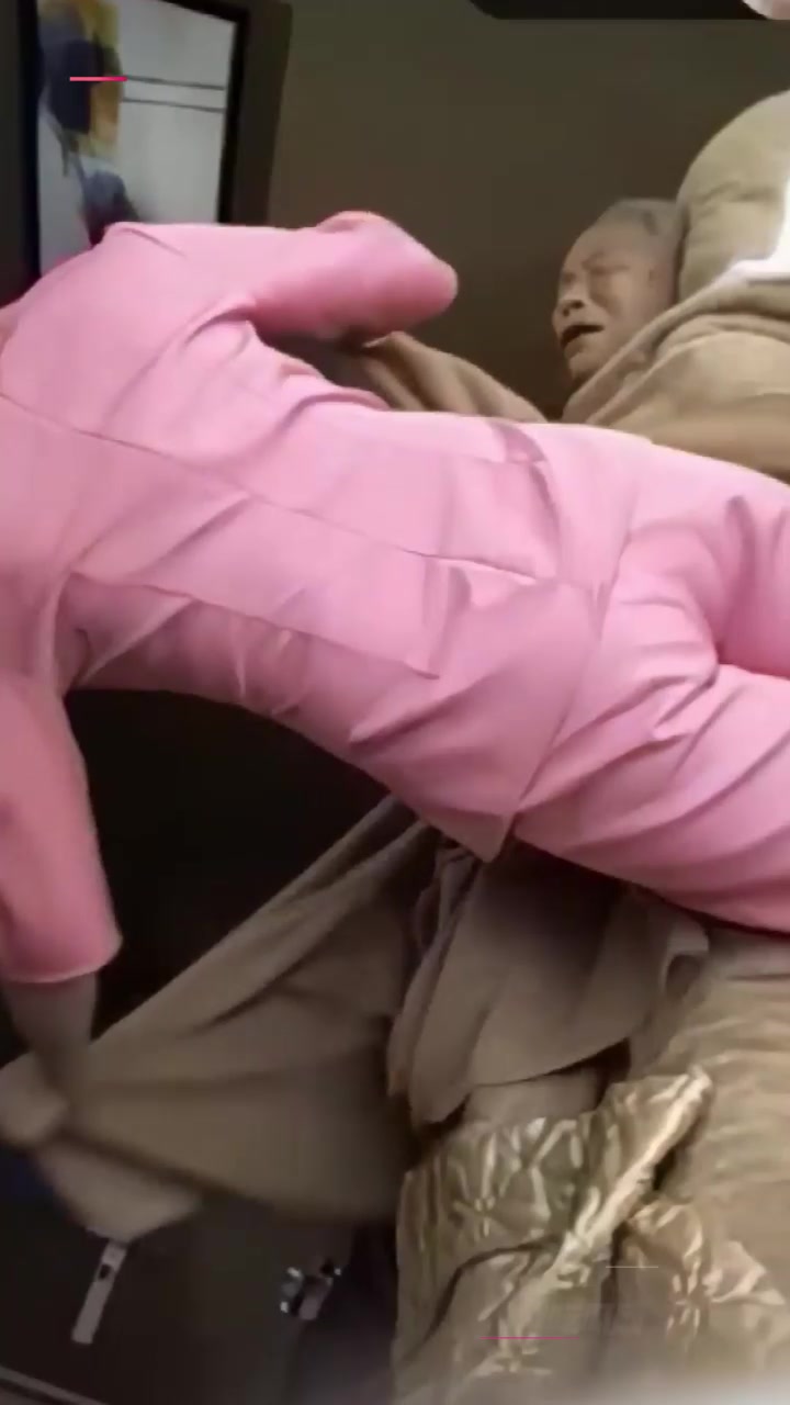 台南养护机构竟变成一楼一凤 女护士在上班时间自慰直播给老人摸奶打手枪2