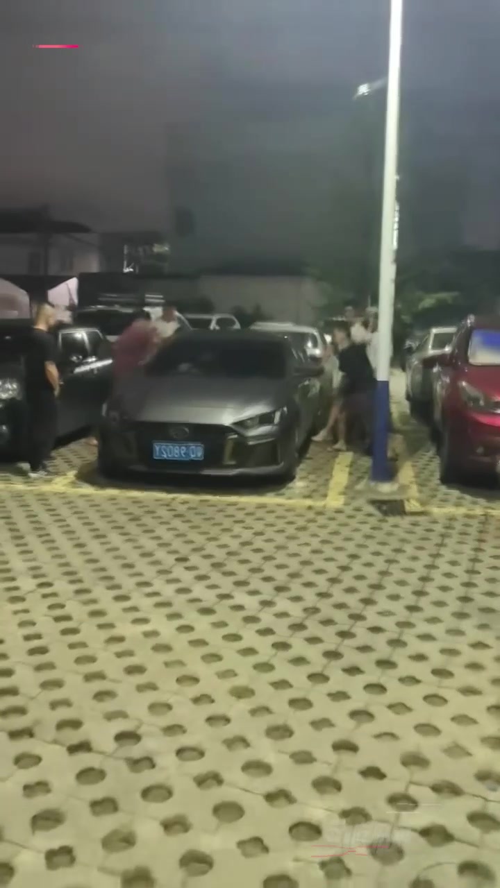 潮汕抓奸现场 车震被抓现行 老公带家族上女方家要说法 吃瓜群众原地开圈围观！