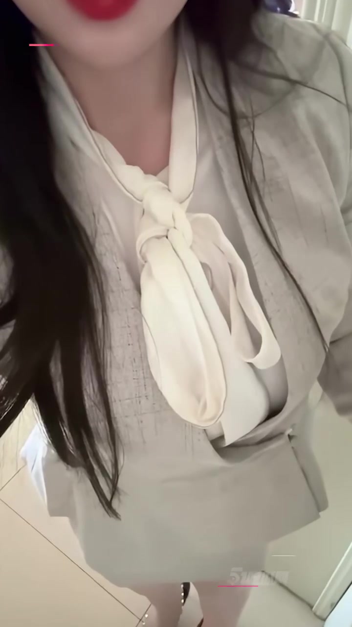 抖音网红 S御姐姐S 高价定制福利 丰腴美乳白嫩晃动 身着开裆黑丝 骚媚入魂！