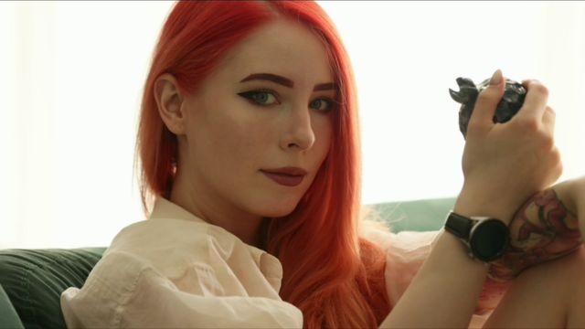同事卖掉了她的阴户作为礼物 - MollyRedWolf