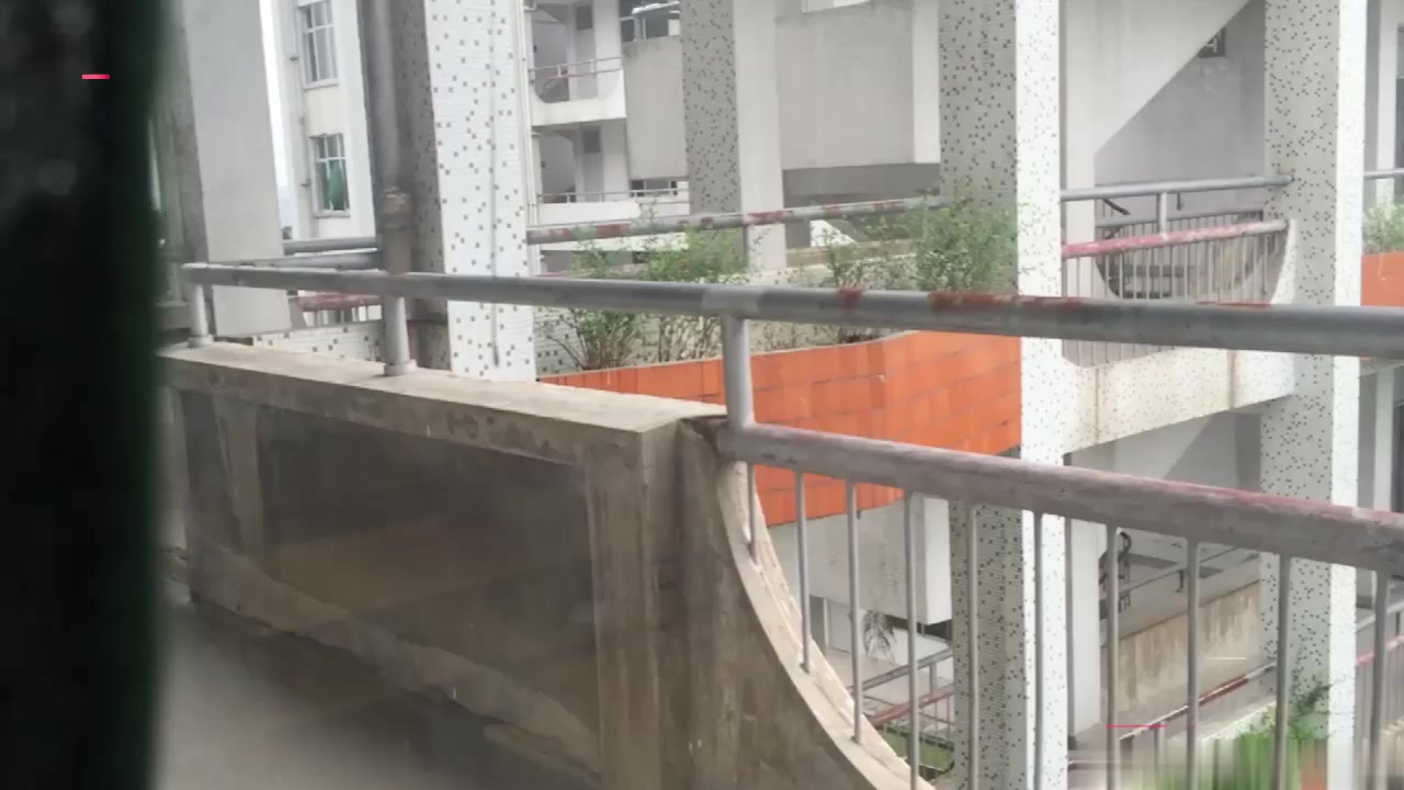 厕拍大神潜入湖南某师范学院教学楼偷拍学妹尿尿 果然是艺高人胆大