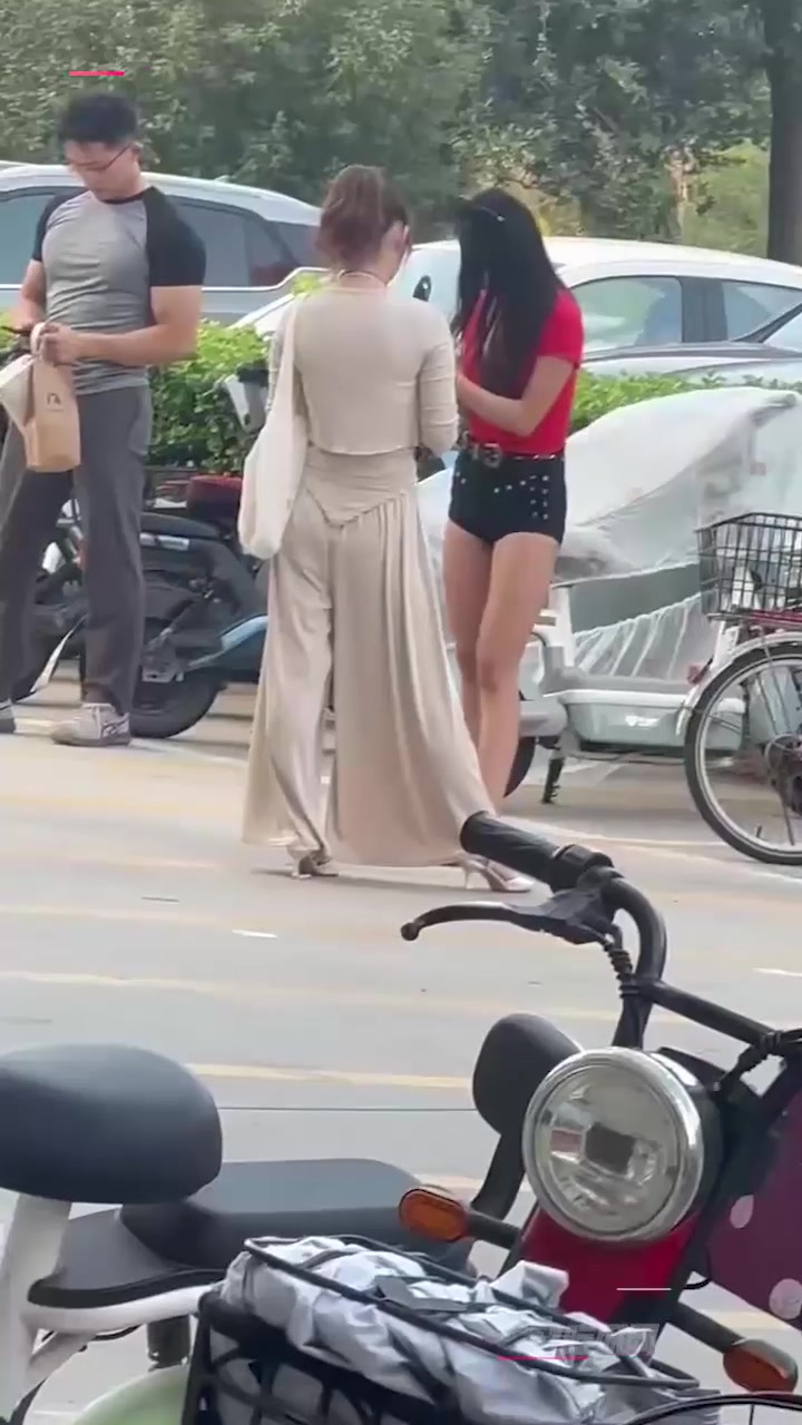 拳击健身教练出轨被抓 小三正主大街互掐 两男瞬间加入混战 现场鸡飞狗跳！