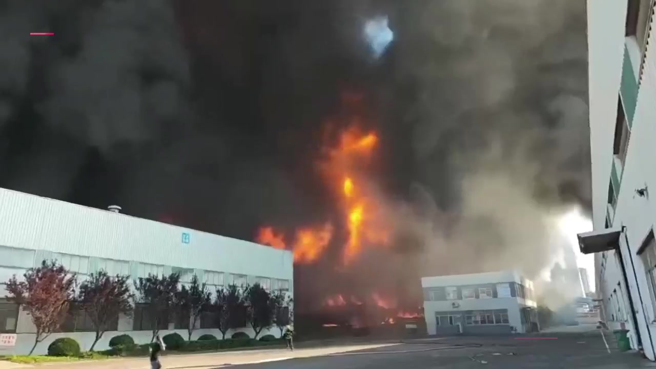 山东青岛黄岛区火灾 物流园物资猛烧 黑烟遮天火光冲天 远处高压线塔清晰可见2