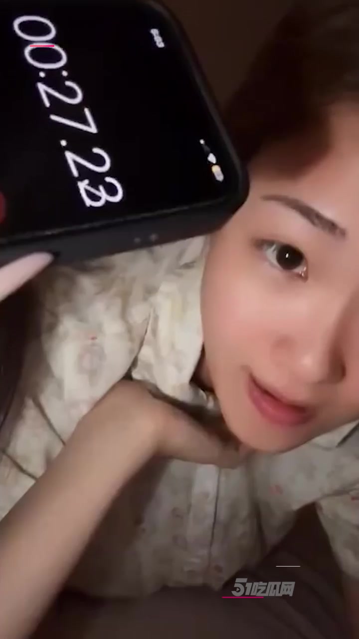 抖音女主播不经意漏点合集 为搏流量故意走光 闪现露胸露底毫无底线！