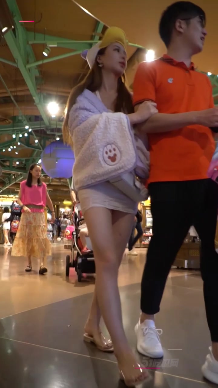 YZWCD抄底偷拍合集 在美女男友身旁贴身偷窥 丁字裤紧勒肉臀肥穴 超刺激