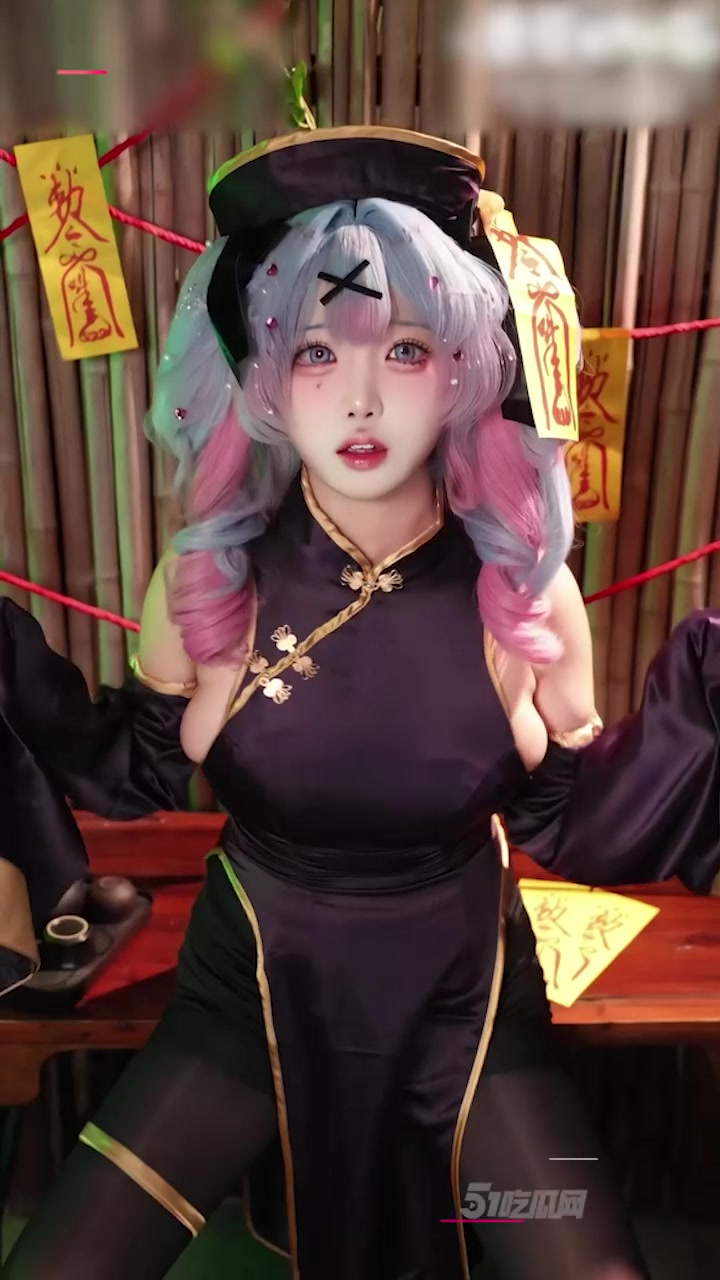 巨乳甜妹 筱田甜 cos僵尸娘写真 身穿黑丝制服白虎蜜穴诱惑 搔首弄姿魅惑撩人！