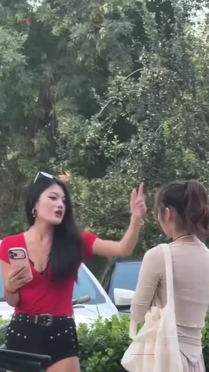 抖音红衣女战神 街头大战小三 暴捶头部互撕衣服 奶子都快露出来了！