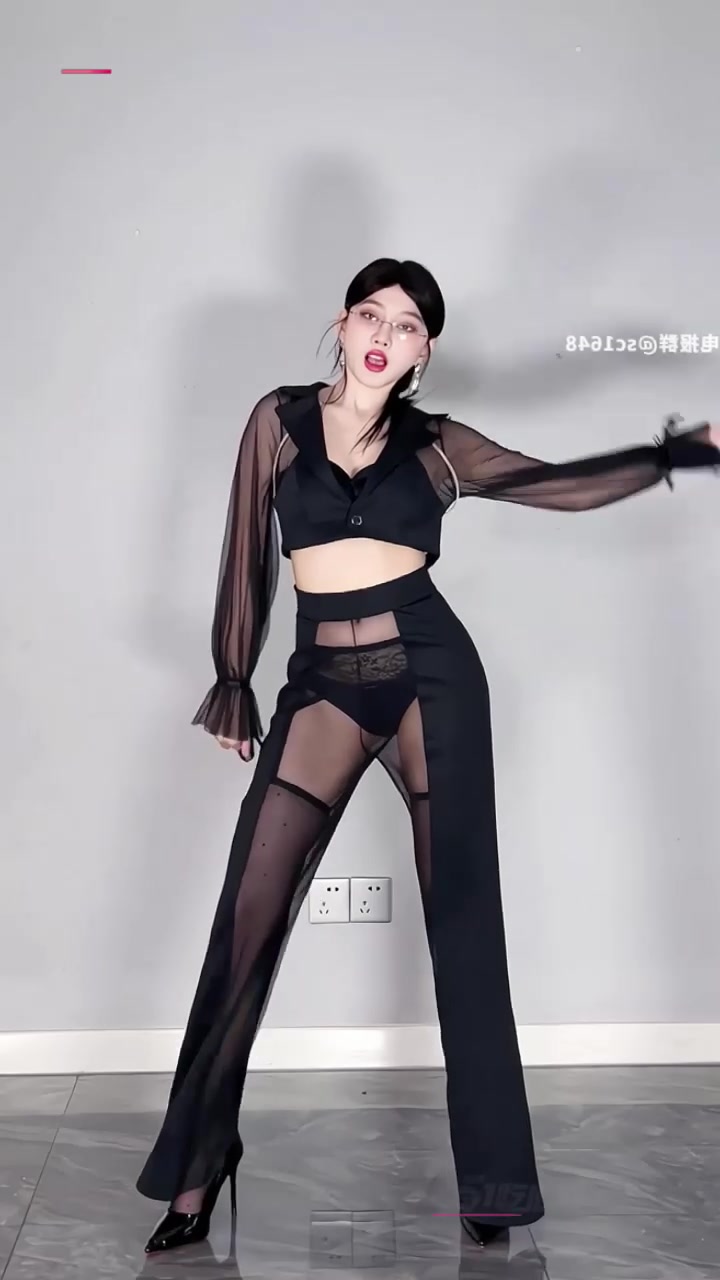 B站网红 小艾x艾x 擦边福利合集 黑丝制服性感热舞 妖娆酮体扭动间散发魅力