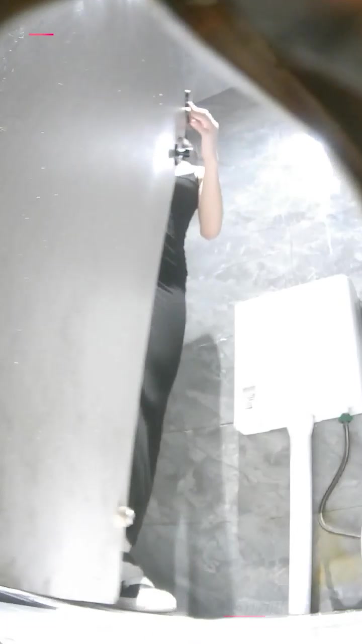 酒吧女厕全景偷拍 两位顶级美女放尿过程全记录 人美逼嫩看完想入非非！