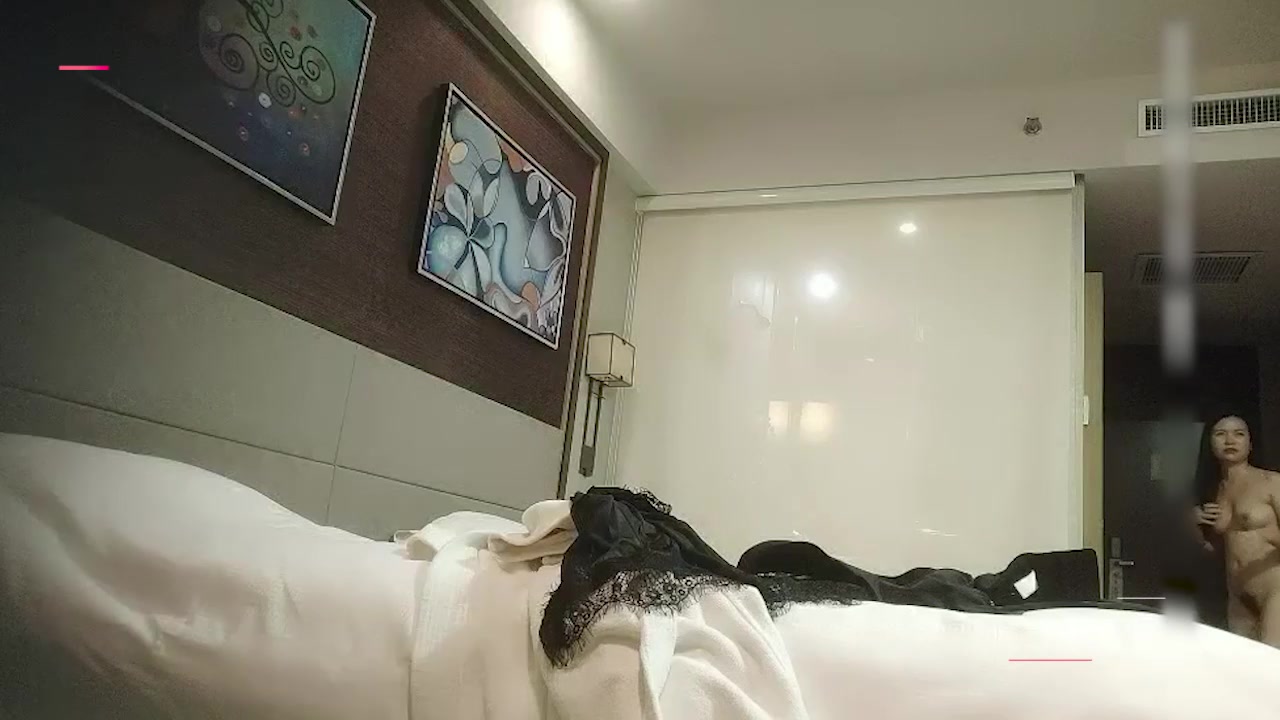探花翻车现场 小哥约操黑丝少妇 中途偷拍手机响了 被抓包强行打断起身走人！