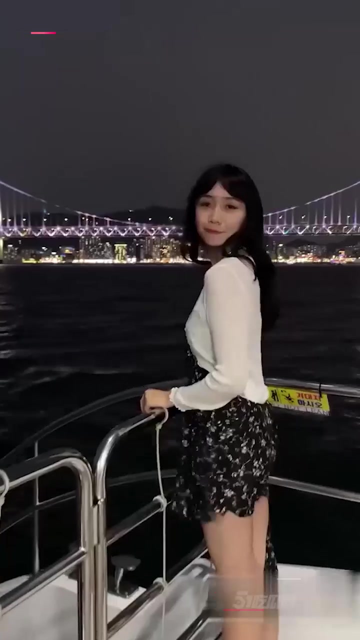 大长腿机车博主私密视频外流 露脸直视镜头深喉吞吐 口活不输AV女优！