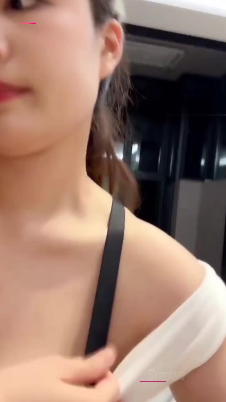 爆奶网红 张泡泡 深夜开播放纵 双手托揉乳浪拍打 黑内裤紧勒丰满臀瓣