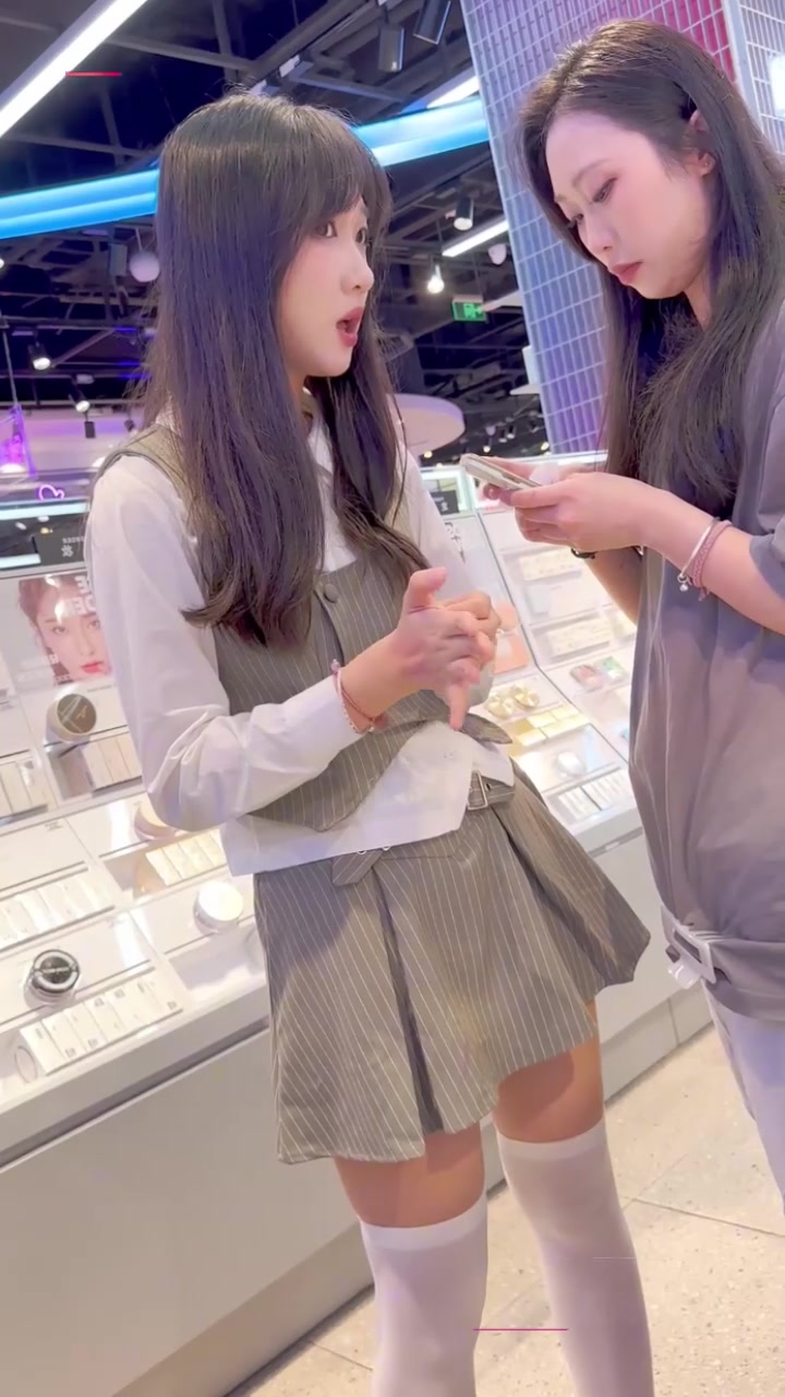 KFC抄底系列 偷拍多位车模御姐学生妹 绝美颜值高挑身姿 性感丁字裤紧勒阴沟！