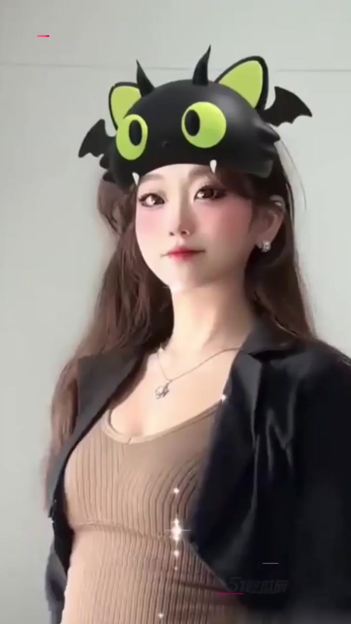 高冷小美女自慰泄密 身着情趣装大秀骚舞 酥胸晃动花蒂诱人 探穴搅弄蜜唇绽放