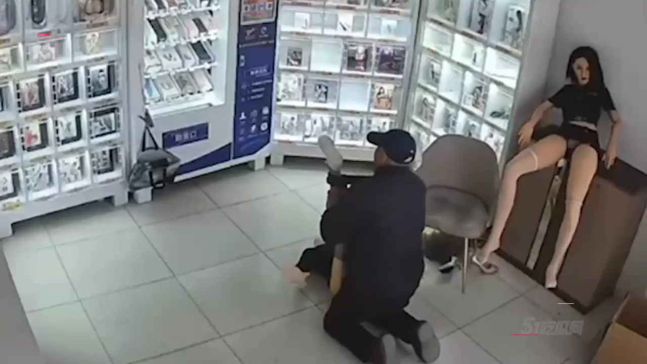 无人情趣店监控偷拍 大爷买充气娃娃现场验货 十几秒就射 体验不好能退货吗？