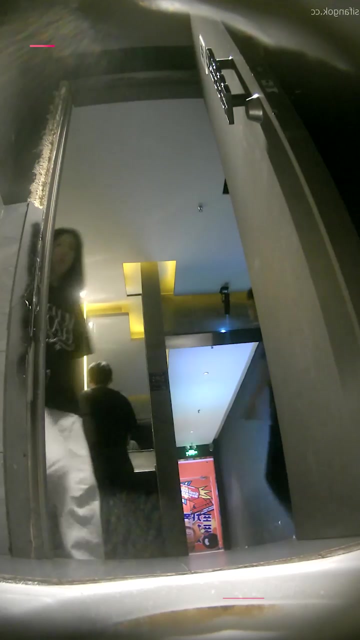 精品酒吧厕拍流出 高颜值小姐姐进进出出 高清偷拍喷尿瞬间 爱喝圣水狼友有福了