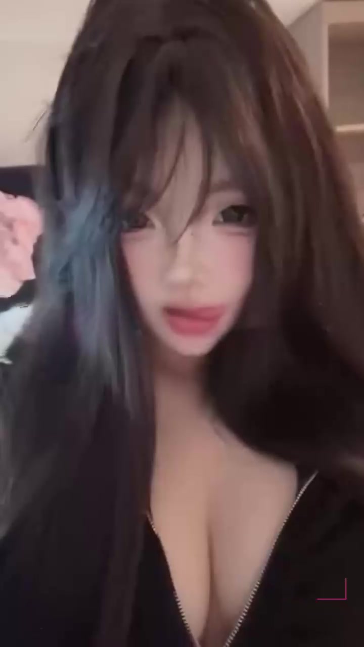 抖音网红 卷卷 私拍被金主曝光 身材丰满上演制服诱惑 揉奶挑逗女友感十足！