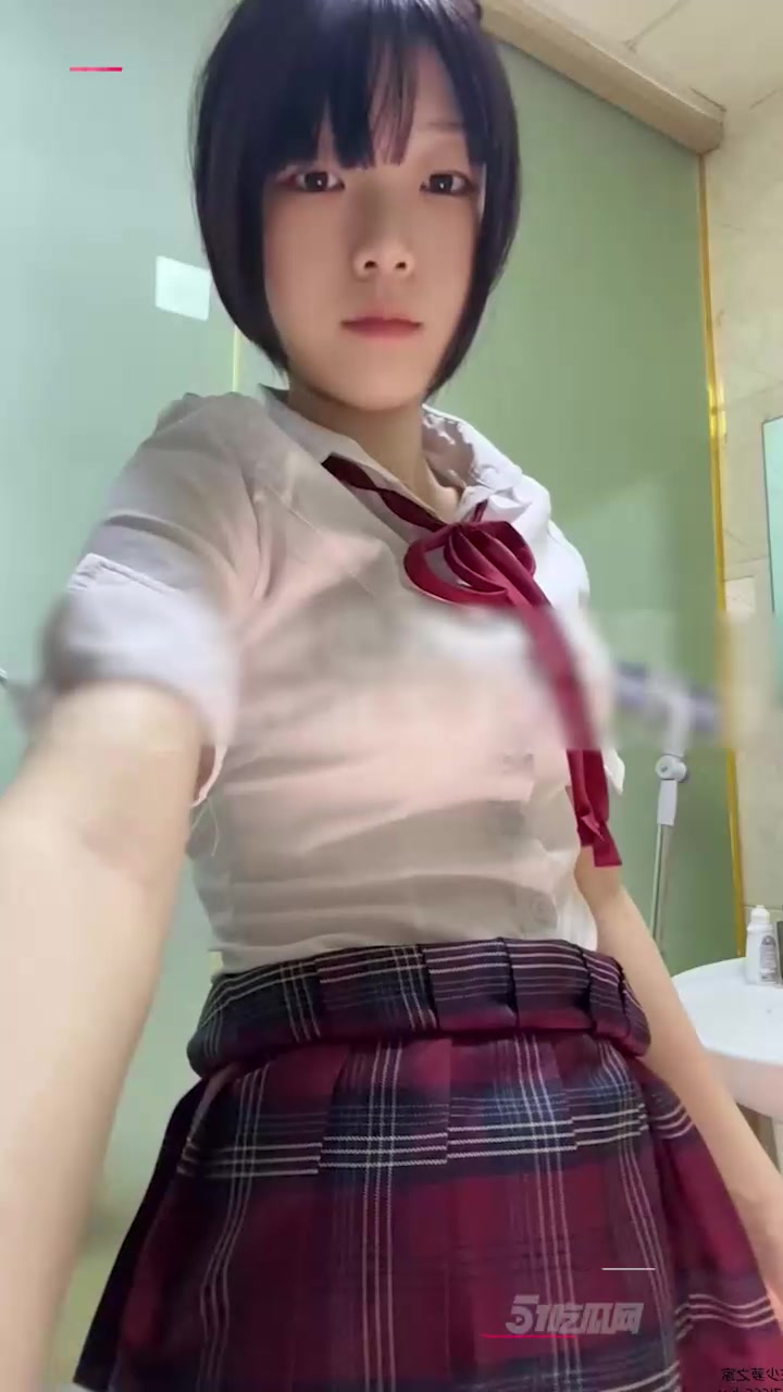 推特福利姬 短发学妹R18 浴室自慰 脸穴同框猛插私处 高潮爱液直喷 完全止不住！