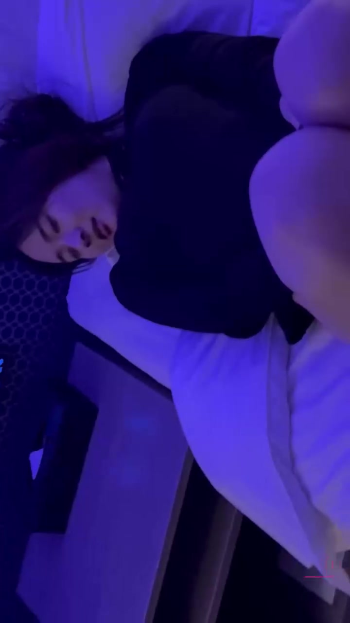 高颜值美女性爱自拍流出 美腿大开任由扣穴蹂躏 后入打桩骚逼猛喷淫水