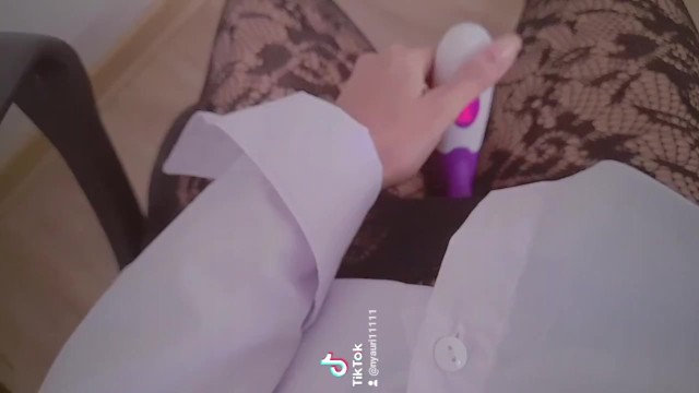 Joven secretaria cachonda se masturba en la oficina ♡ - Nyauri1-