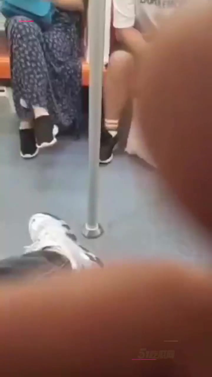 00后小情侣地铁上整活 当众又摸又扣胆子真大 公共车厢直接上手 女生配合到身体发抖