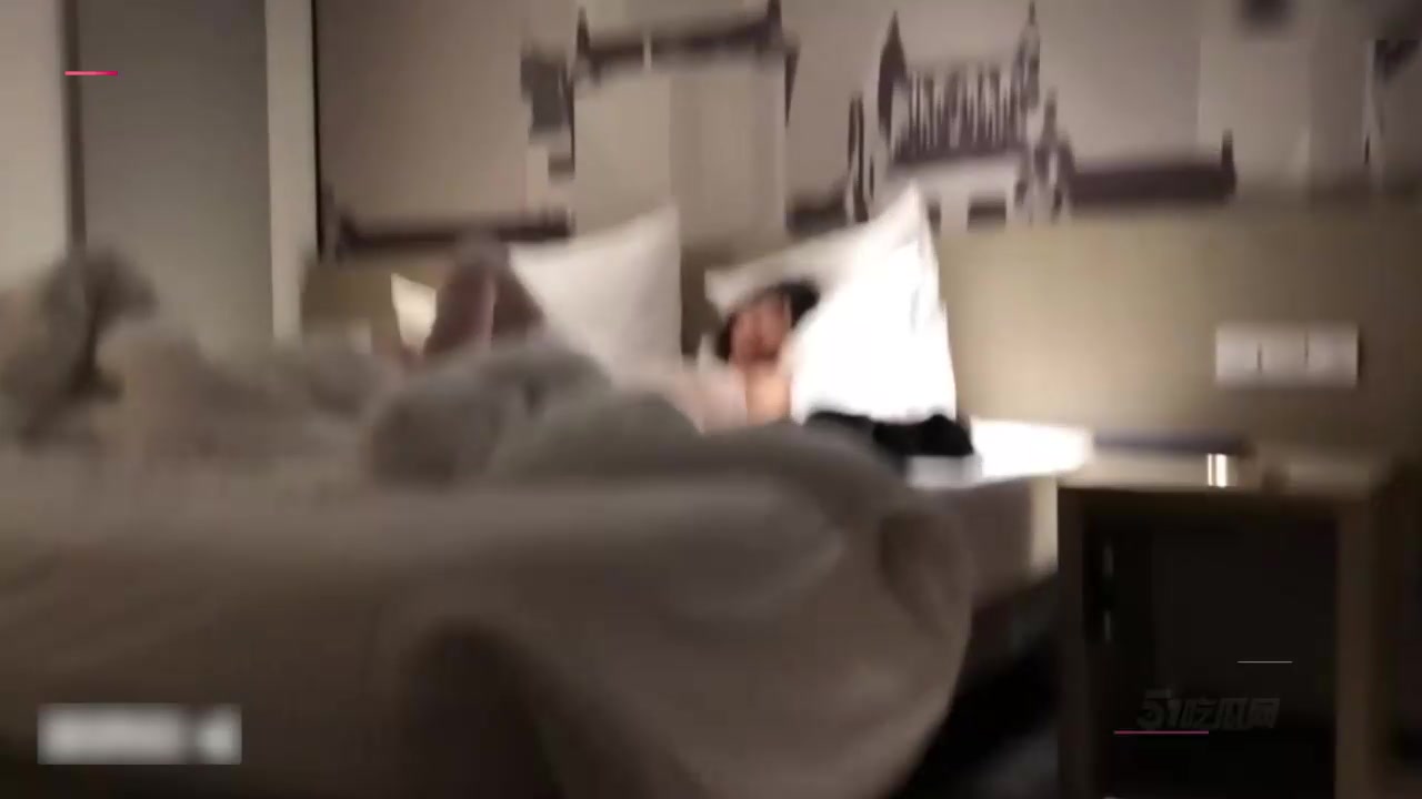 反差短发学生妹 酒店约啪私拍 对镜后入娇喘甜腻 被操到求饶浑身瘫软！2