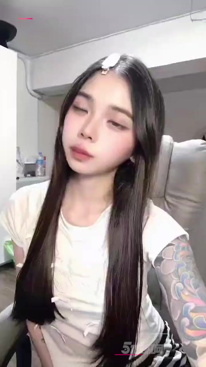 高颜值女神 小鱼 露脸裸舞性爱视频 美乳笔挺翘臀圆润 后入打桩操到浪叫不停！