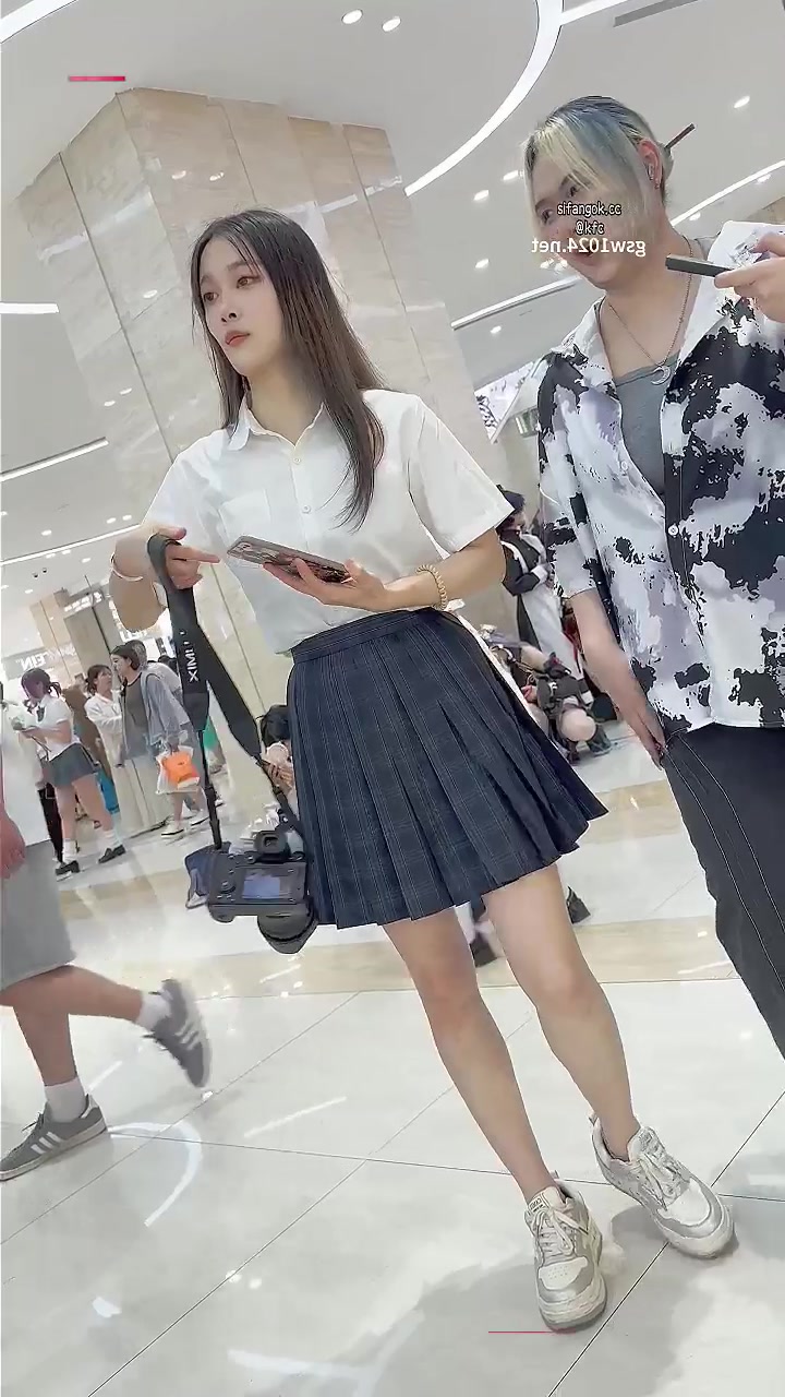 顶点大师 商场抄底多名嫩妹 职业装黑裙下红内裤超级诱惑 低角度全拍清