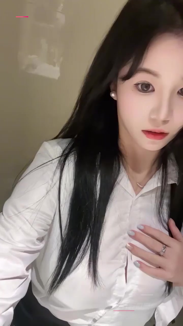 抖音网红 可可baby 直播展示粉嫩玉体 吊钟大奶自慰掰穴 粉嫩内壁清晰可见！