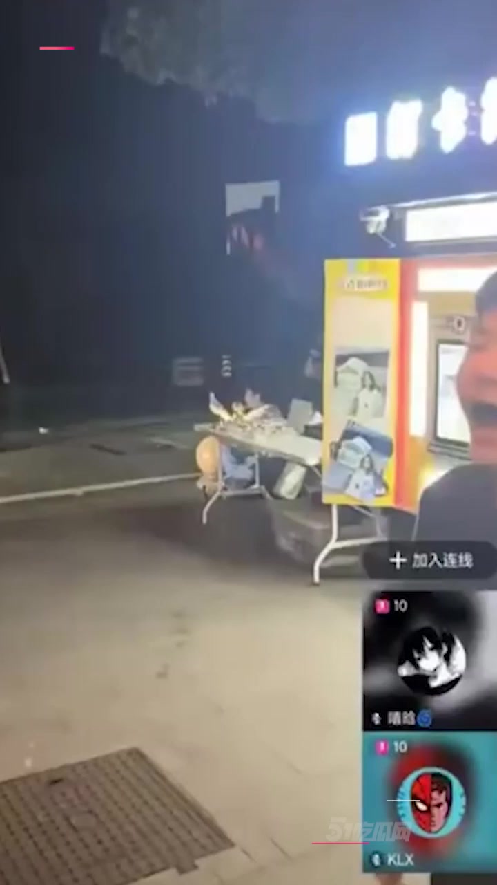 时代峰峻应援现场 一名男生直播与女粉丝对骂 嘉豪单刀赴会的梗照进现实！