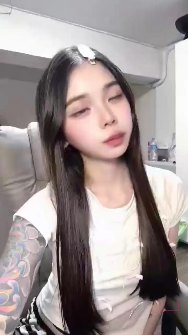 花臂女神 小鱼 定制福利 裸舞扭动展露酥胸美鲍 阳具自慰骚穴淫水泛滥