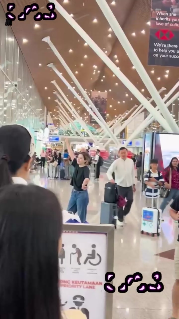 抖音百万粉网红 是你的格格 吉隆坡机场大闹警车蹦迪 这就是互联网的通天神？