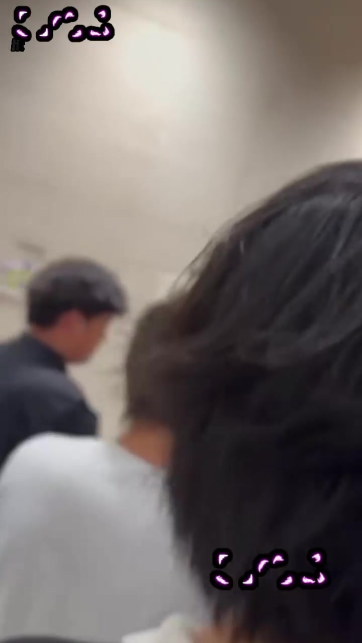 温州瑞安吾悦广场 红发女子事件 分手纠缠前男友 厕所打砸喊抓奸 引发群众围观！