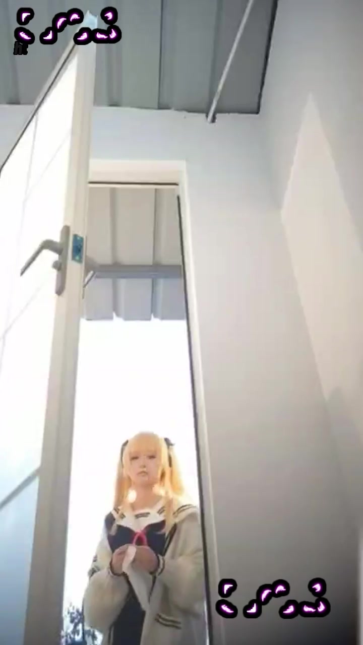最新女厕偷拍资源 多位性感coser放尿 多款美鲍看的眼花缭乱 竟敢开闪关灯 真是够刺激！