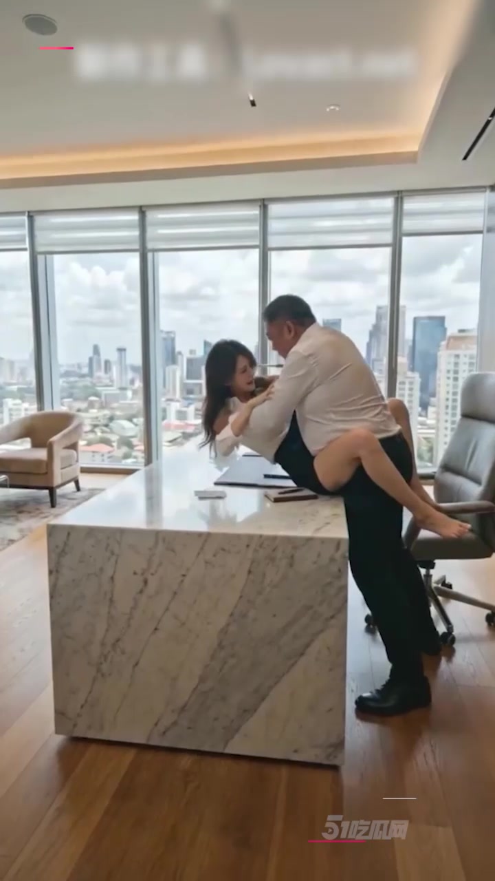 AI成人短剧 莎莎和胖老板 1-9集 巨乳助理做爱时跟男友通电话 NTR味超浓郁！