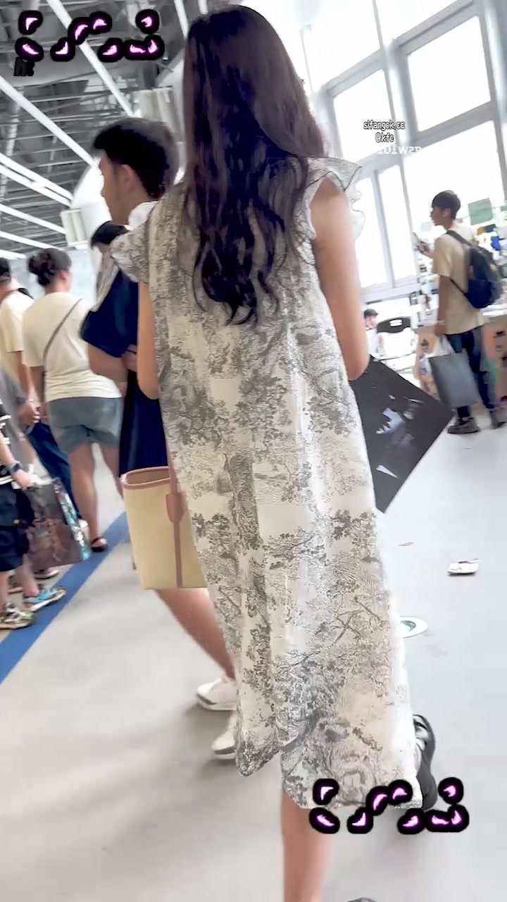 顶点大师 街拍极限抄底 美女裙底私密风光全拍下 画面香艳到直接口干舌燥！