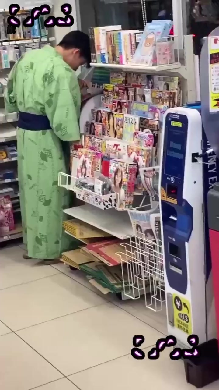 日本奇男子 便利店内对着女优海报打飞机 店员抓包当场社死 让人哭笑不得