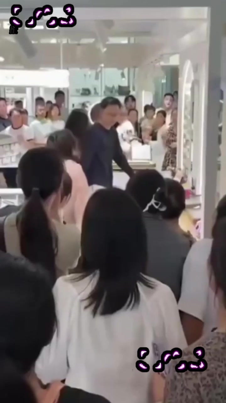 南通如皋吾悦广场 上演抓奸大戏 丈夫小三联手扭打正妻 身份被扒沦为全城笑柄1