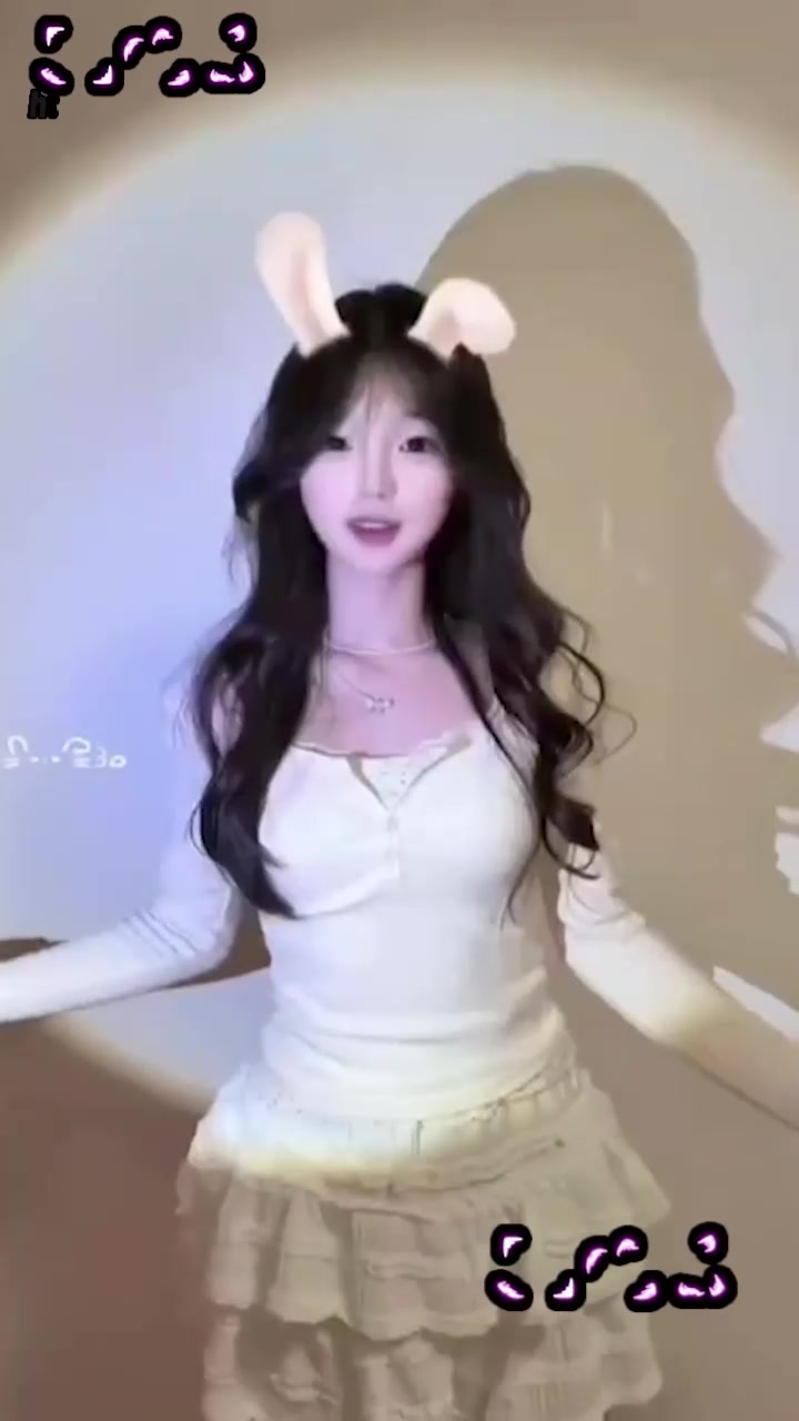 精神小妹 王紫萱 私拍泄密 扭腰摆臀勾引金主 被爆操骚穴打屁股羞辱 犹如母狗！
