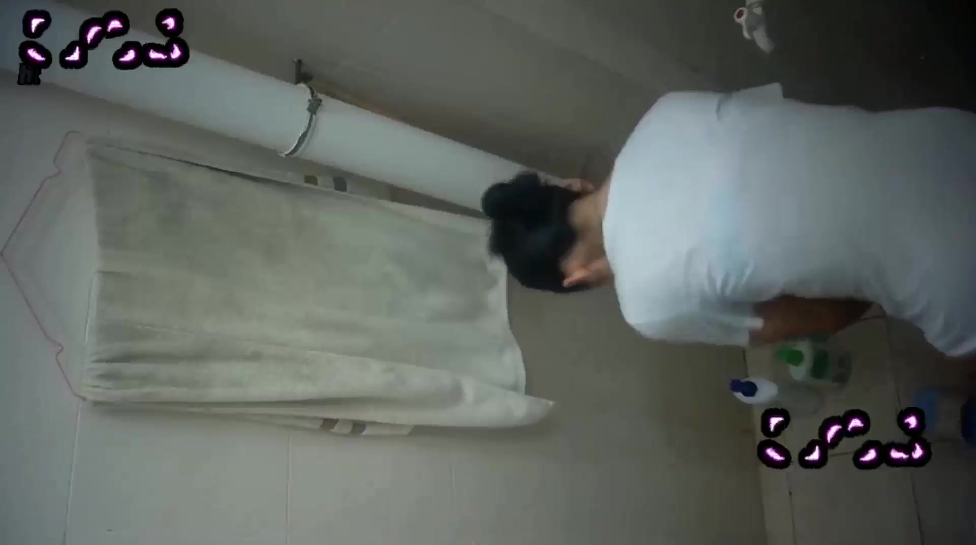 变态房东 浴室安装摄像头 偷拍女租客洗澡 白嫩酮体丰胸翘臀一览无余！