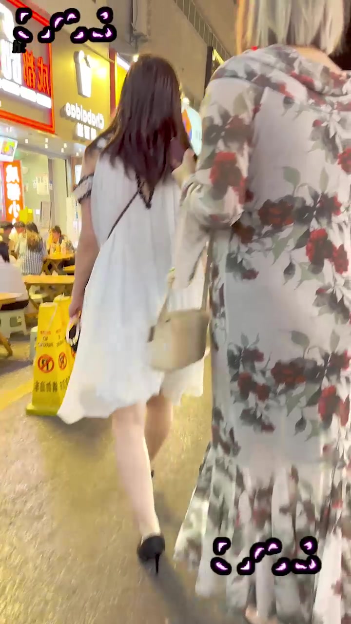顶点大师系列 商场跟踪抄底多名甜妹 低角度贴裙CD 穿长裙就不怕走光了？