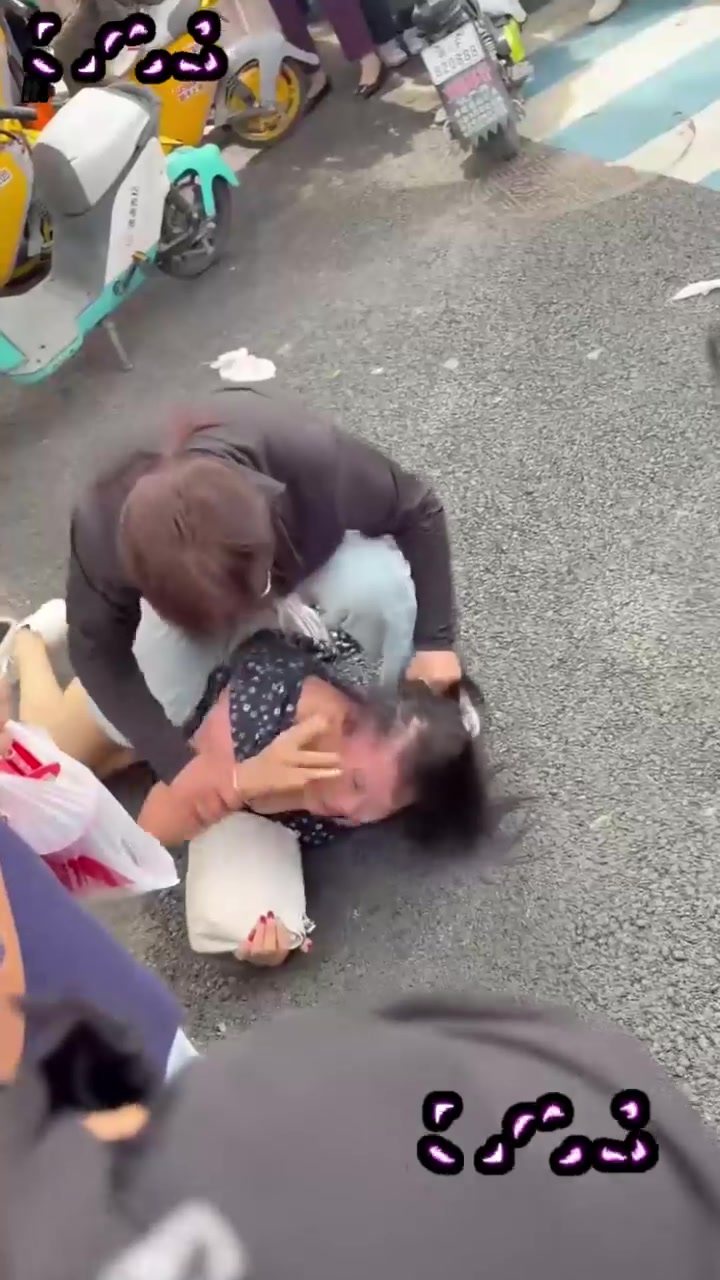 河北保定正信购物中心 原配当街怒撕小三 压在身下猛拽内裤 下手极为狠辣！